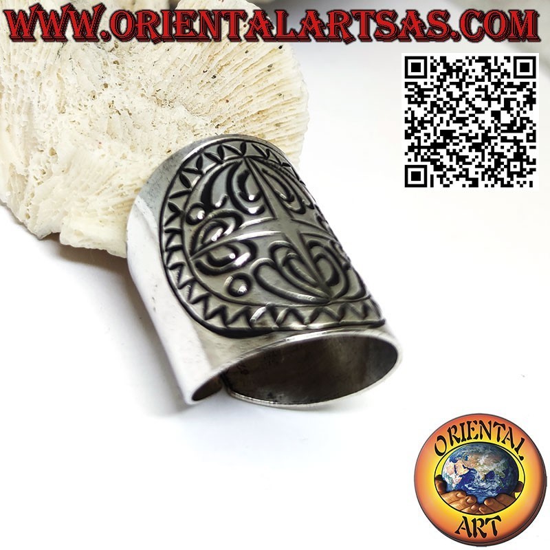 Wide band ring in silver with engravings handmade by Karen