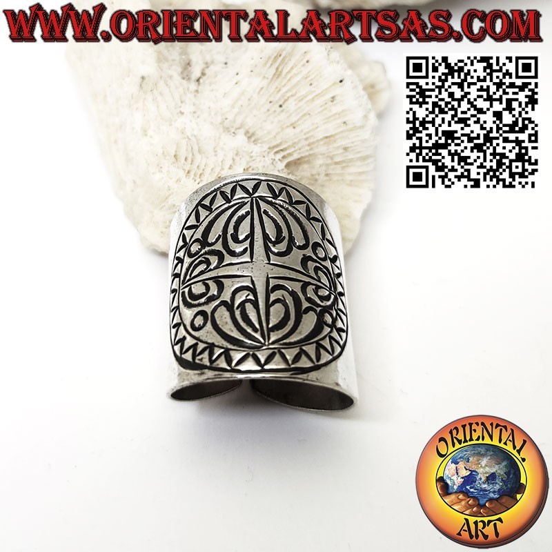 Wide band ring in silver with engravings handmade by Karen