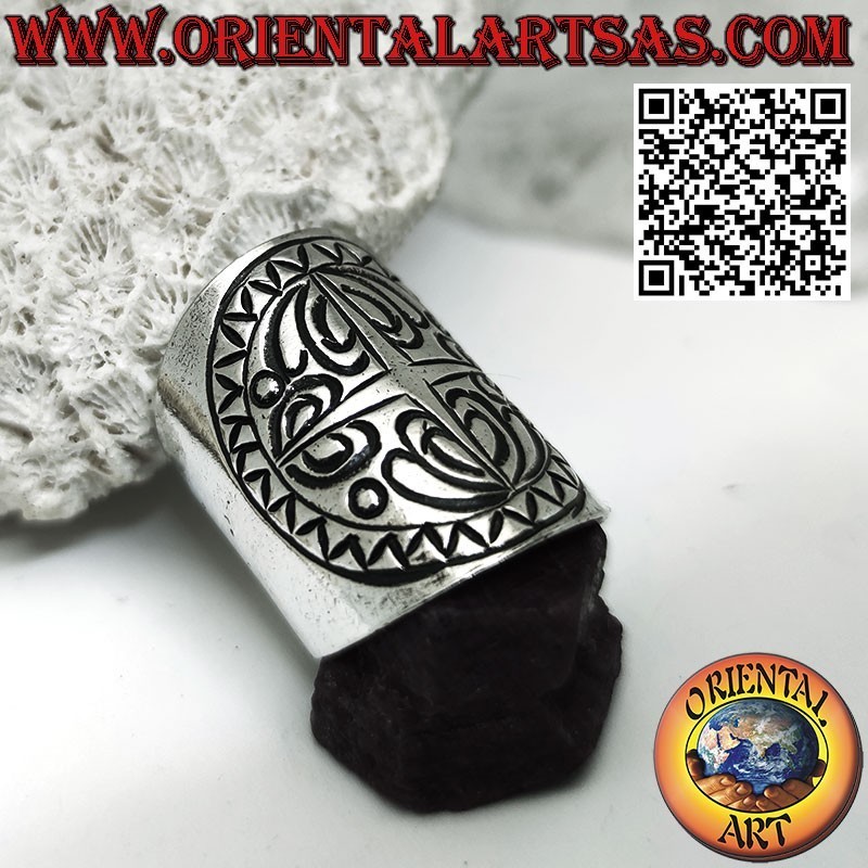 Anillo banda ancha en plata con grabados hecho a mano por Karen