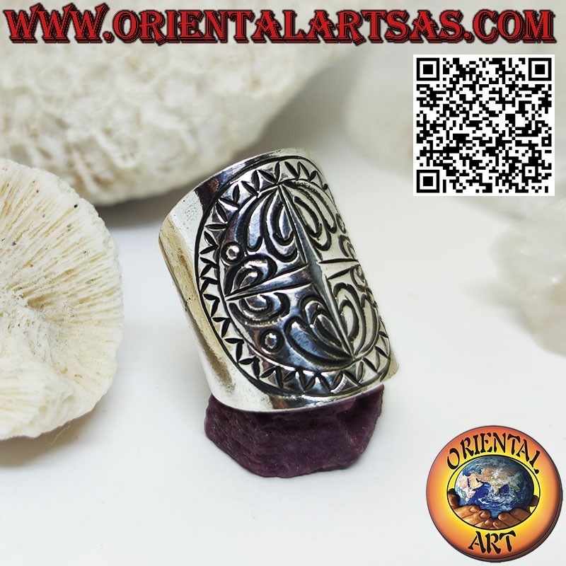 Anillo banda ancha en plata con grabados hecho a mano por Karen