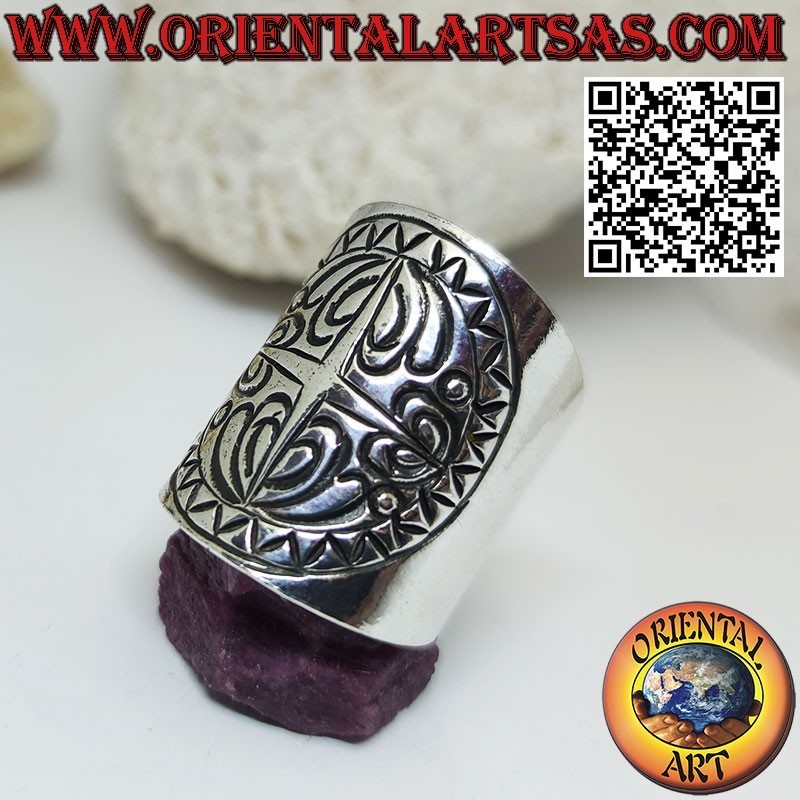 Anillo banda ancha en plata con grabados hecho a mano por Karen