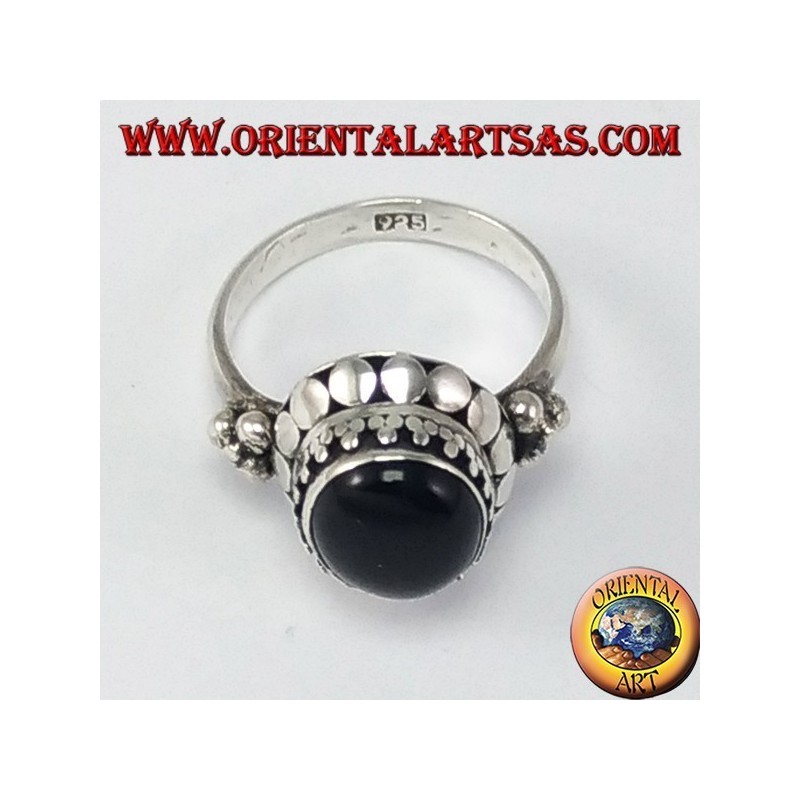 Silberring an Bord oben mit ovalen Onyx