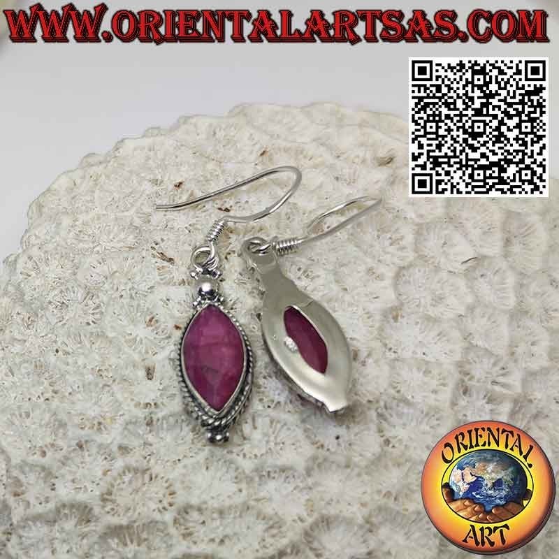 Boucles d'oreilles en argent avec rubis navette naturels et bord tressé