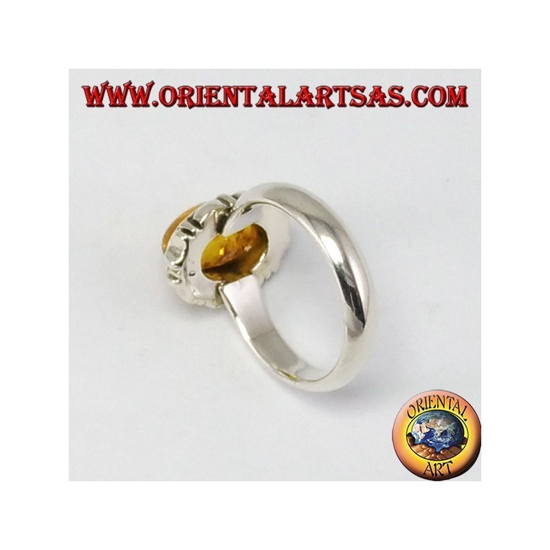 Anello d'argento con ambra ovale a bordo intagliato