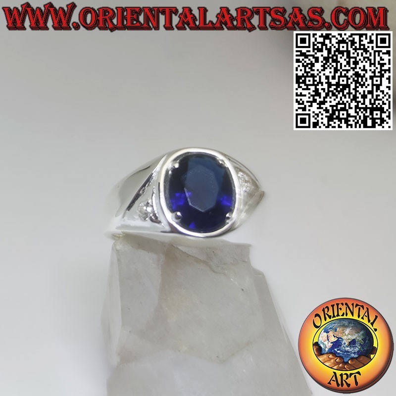 Anillo de plata con zafiro sintético ovalado y circonitas engastadas.