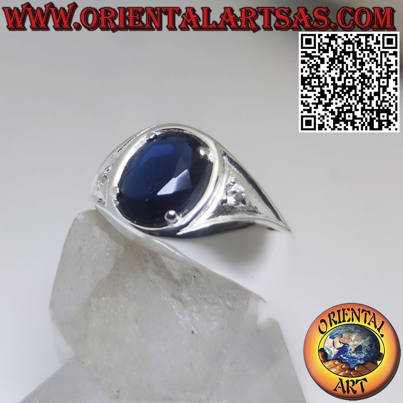 Anillo de plata con zafiro sintético ovalado y circonitas engastadas.