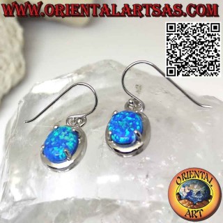 Orecchini in argento con opale mistico blu ovale, bordo liscio e griffe