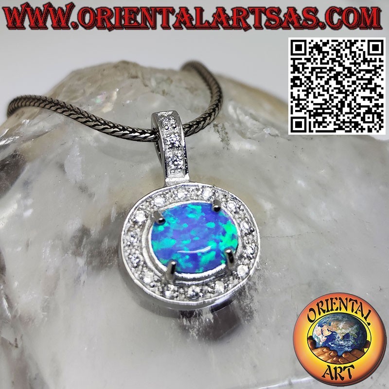 Colgante de plata con ópalo azul oval transversal adornado con circonitas