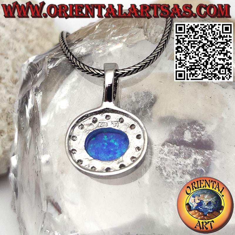 Ciondolo in argento con opale blu ovale trasversale ornato da zirconi