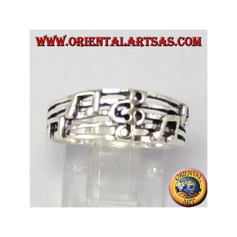 Bague en argent des aigus sur le personnel clé