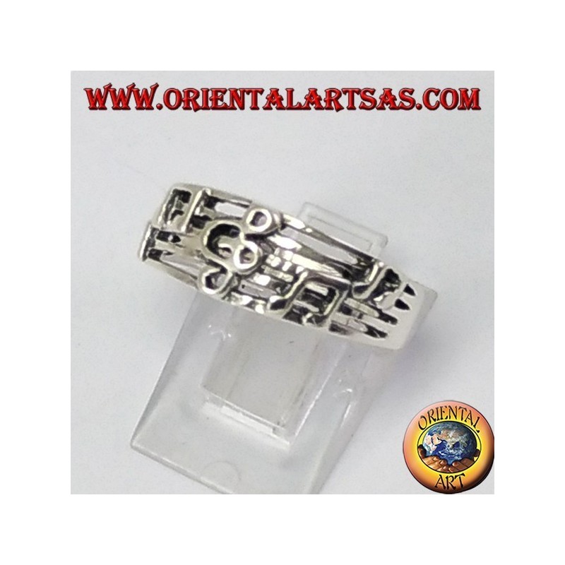 Bague en argent des aigus sur le personnel clé