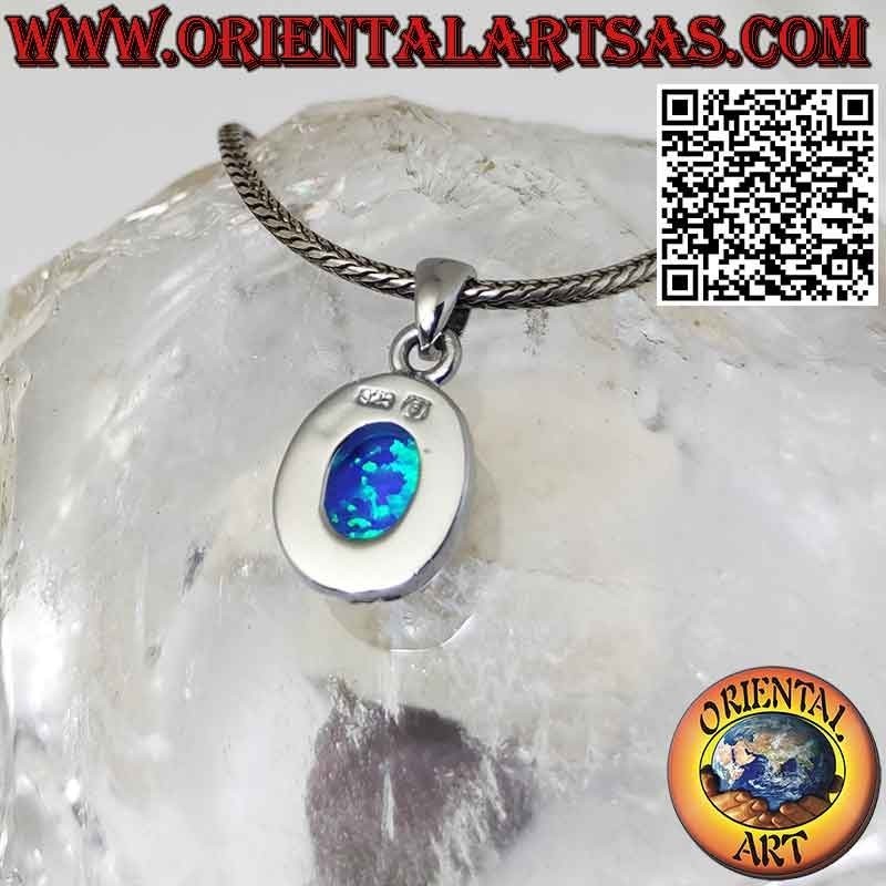 Colgante de plata con ópalo azul ovalado, borde liso y puntas