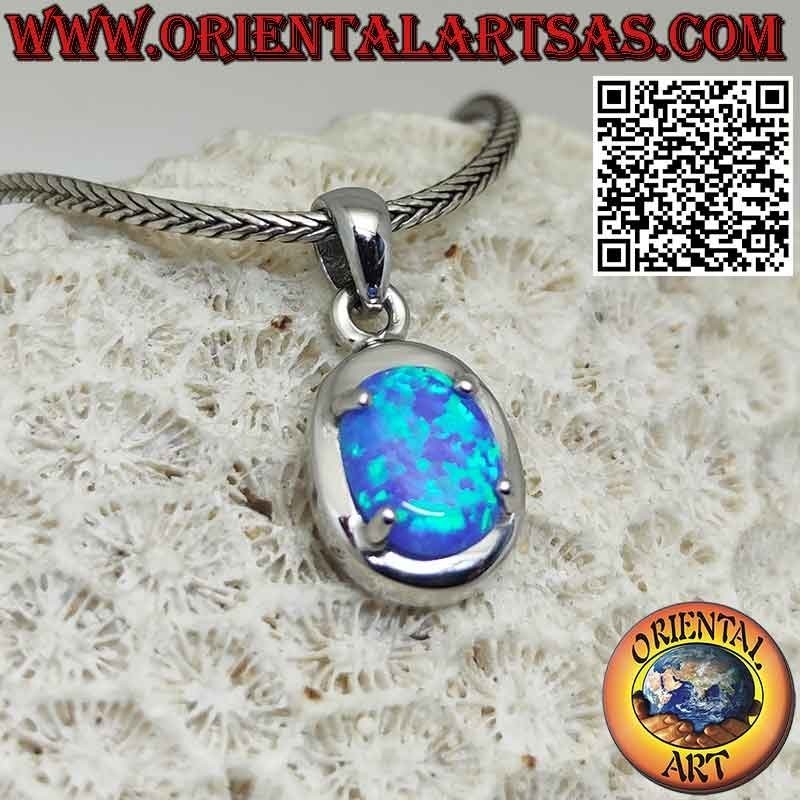 Pendentif en argent avec opale bleue ovale, bord lisse et griffes