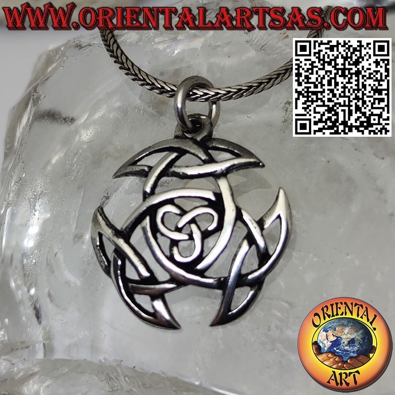 Colgante de plata, triquetra carolingia y nudo celta en el centro