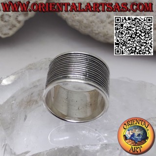 Anello in argento a fascia da 15 mm con serie di fitte righe orizzontali incise
