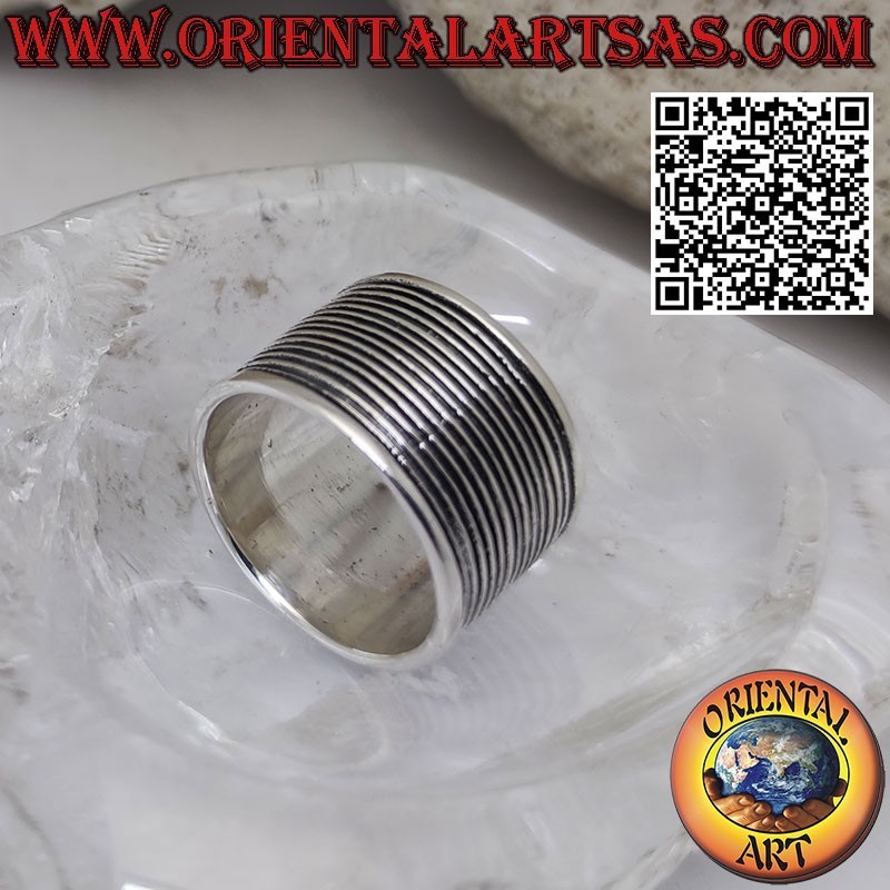 Anillo de plata de 15 mm con una serie de densas líneas horizontales grabadas
