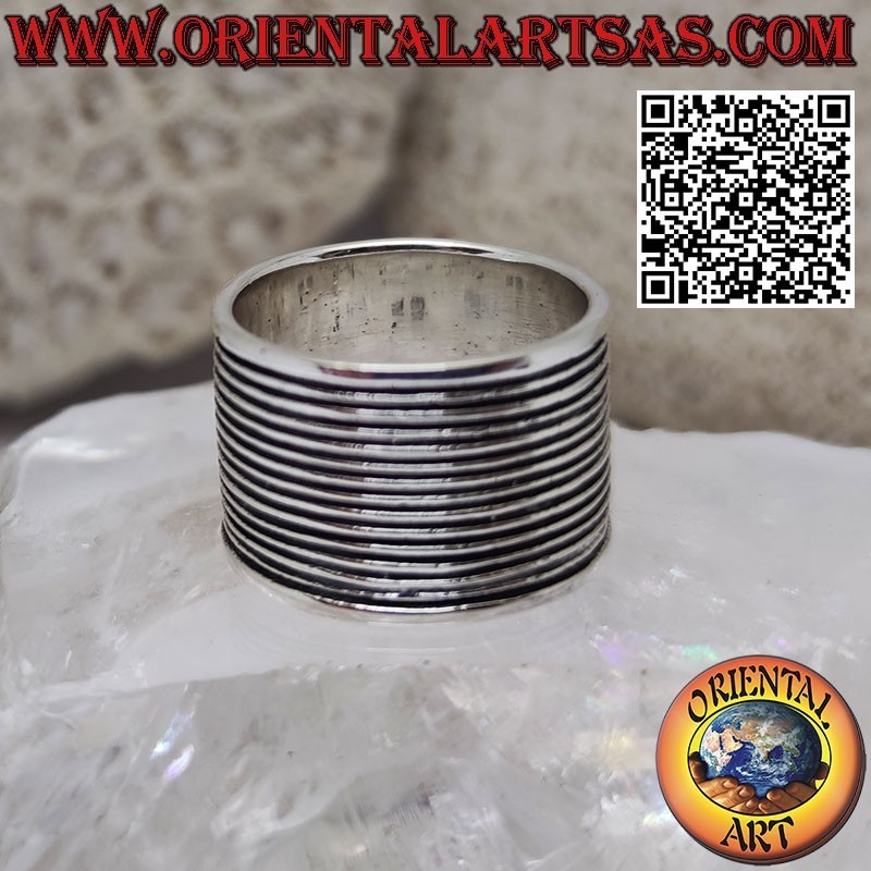 Anillo de plata de 15 mm con una serie de densas líneas horizontales grabadas