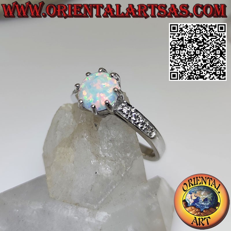 Anillo de plata con ópalo arlequín redondo engastado y banda de circonitas en los laterales