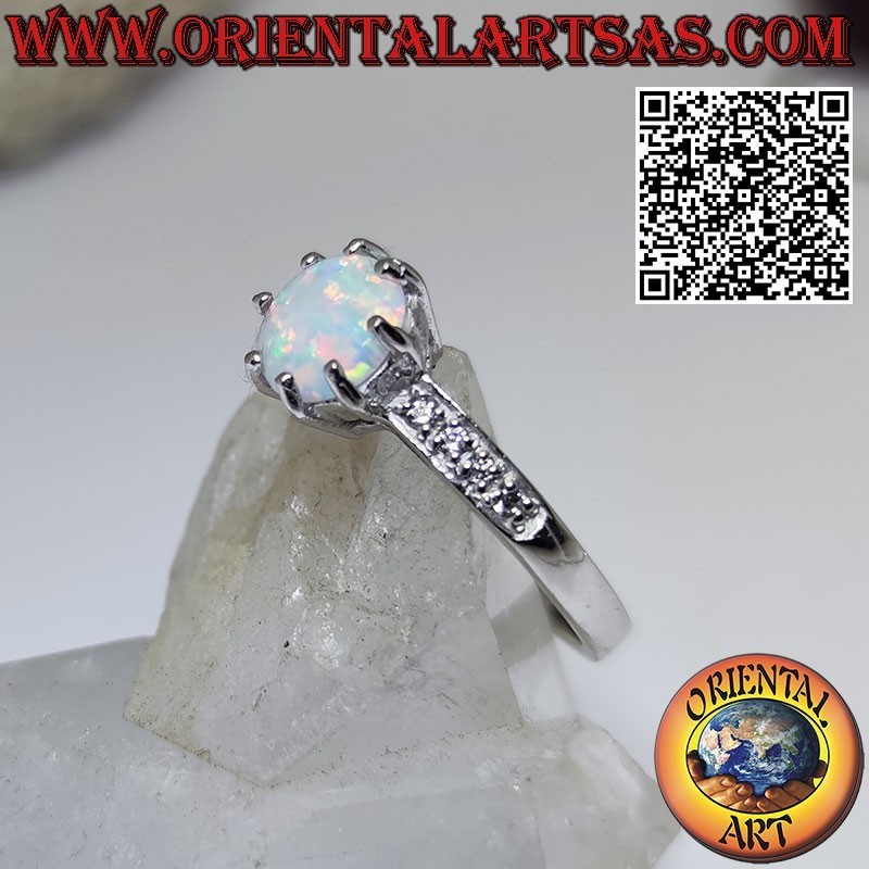 Anello in argento con opale arlecchino tondo incastonato e fascetta di zirconi sui lati