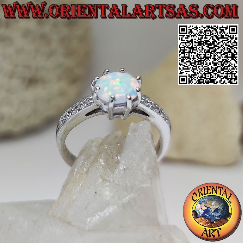 Anello in argento con opale arlecchino tondo incastonato e fascetta di zirconi sui lati