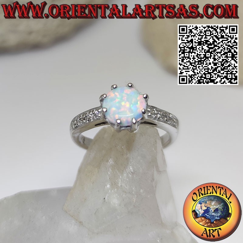 Anello in argento con opale arlecchino tondo incastonato e fascetta di zirconi sui lati