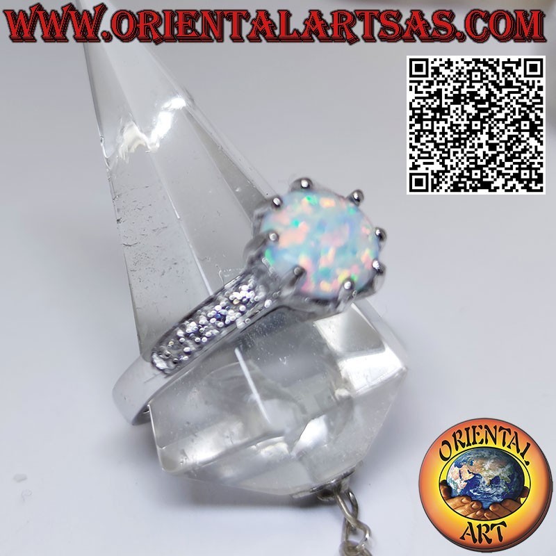 Anello in argento con opale arlecchino tondo incastonato e fascetta di zirconi sui lati