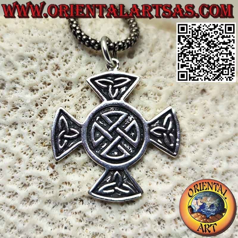 Colgante de plata, cruz con nudos tyrone y nudo escudo central