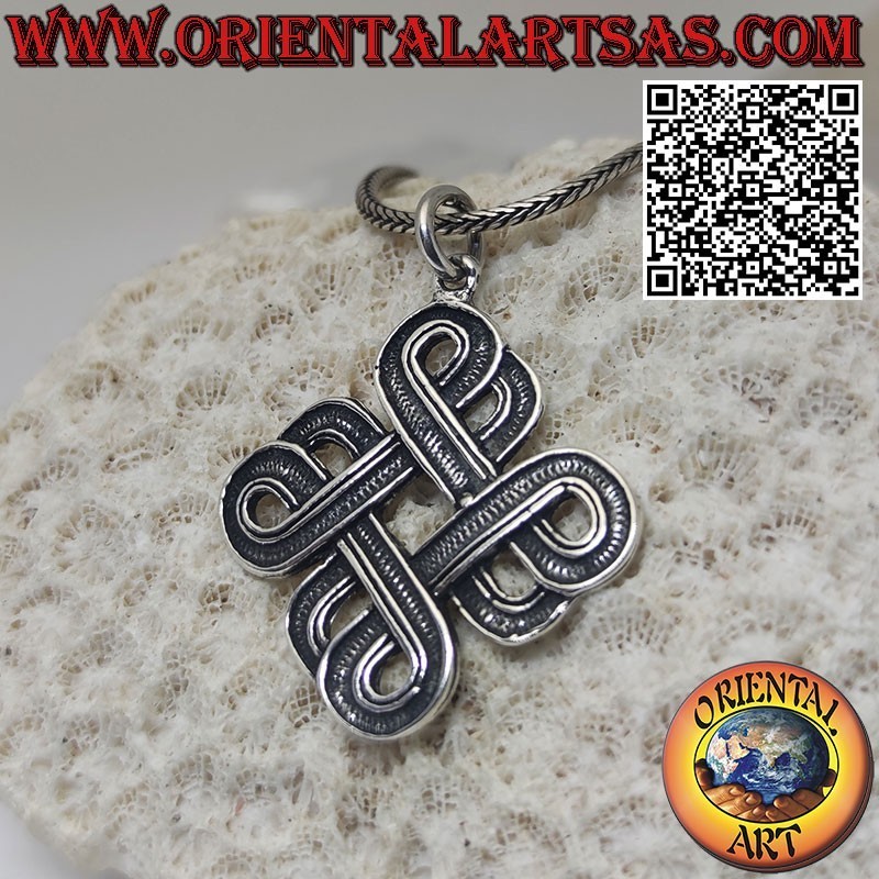 Colgante de plata con forma de nudo infinito tibetano Srivatsa, símbolo de sabiduría y armonía.