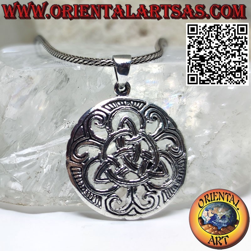 Pendentif triquetra infini en argent sur médaille ajourée