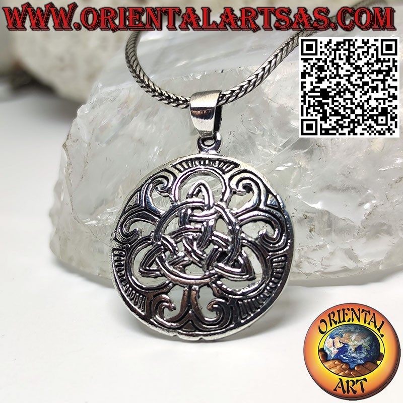 Colgante de plata triquetra infinita sobre medalla calada