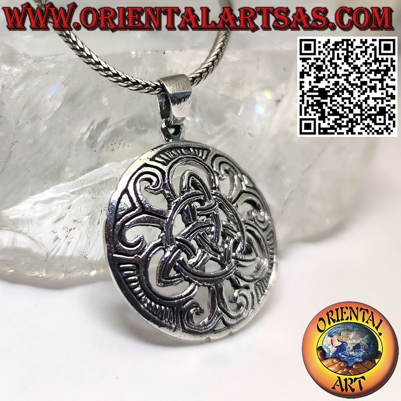 Colgante de plata triquetra infinita sobre medalla calada