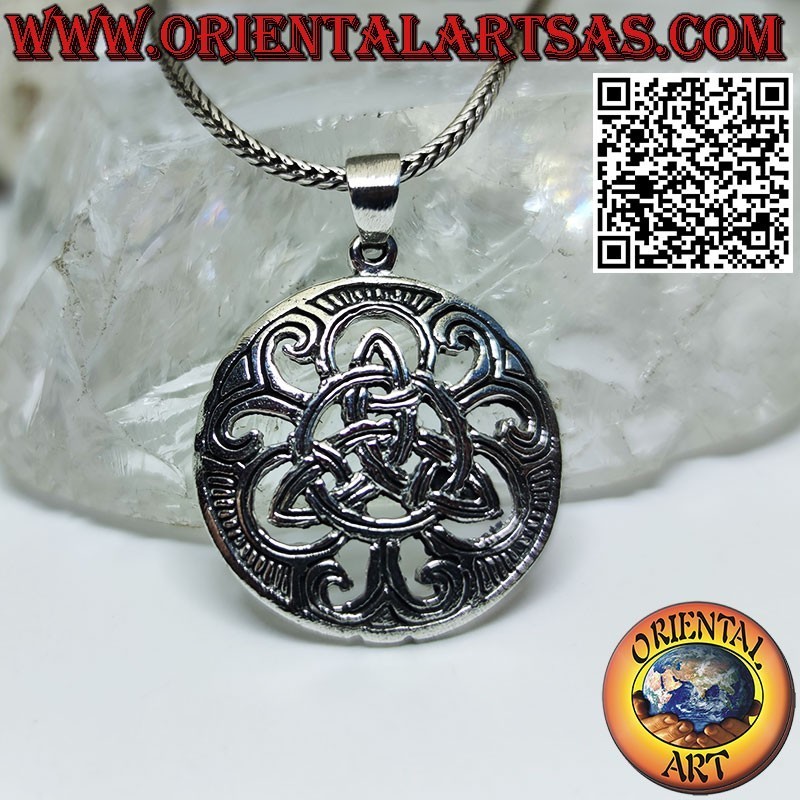 Ciondolo in argento triquetra infinita su medaglia traforata