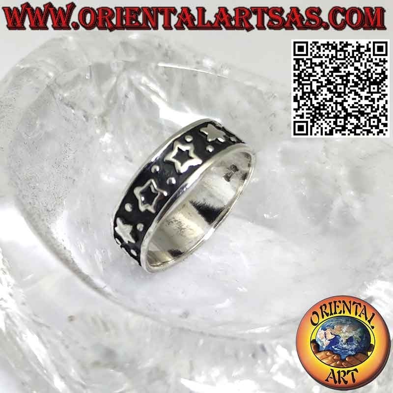 Anello in argento a fascia da 7 mm. con stelle piene e vuote a bassorilievo