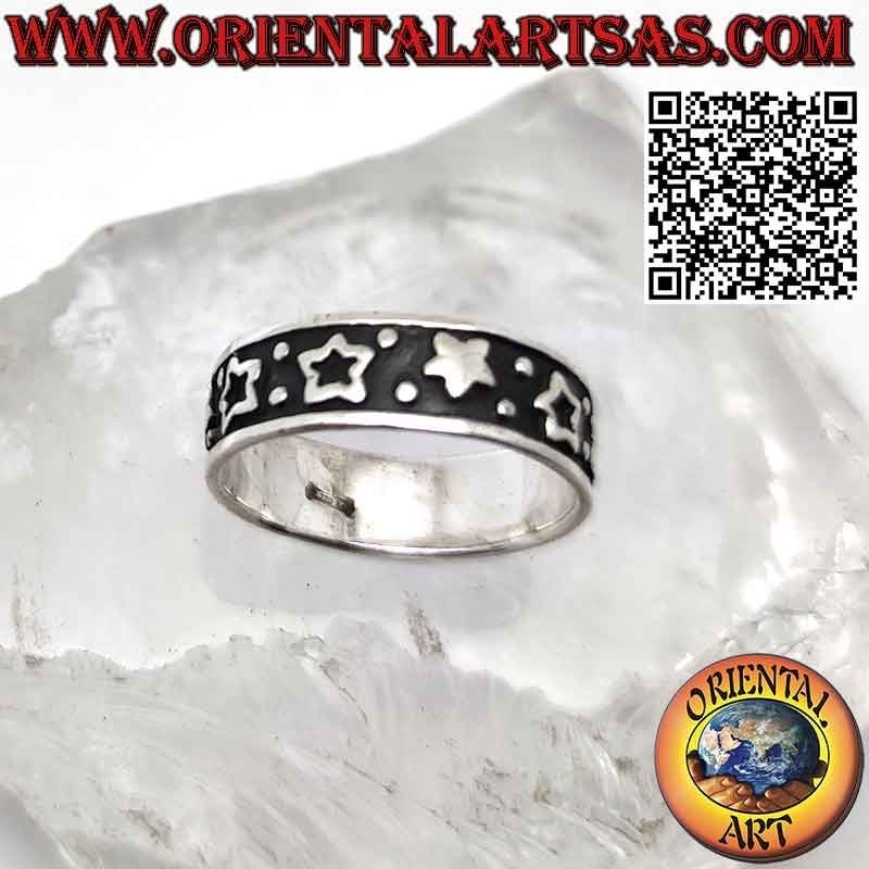 Anillo de banda de plata de 7 mm. con estrellas sólidas y vacías en bajorrelieve