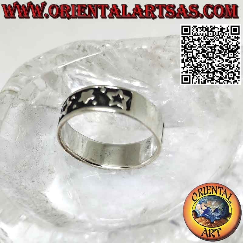 Anello in argento a fascia da 7 mm. con stelle piene e vuote a bassorilievo