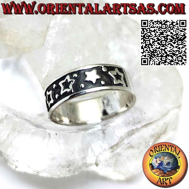Bague en argent de 7 mm. avec des étoiles pleines et vides en bas-relief