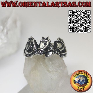 Bague en argent, trois têtes de chevaux avec brides