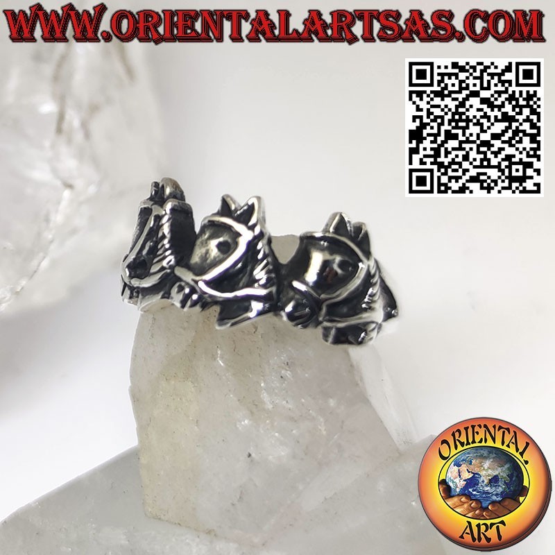 Anello in argento, le tre teste di cavallo con briglie