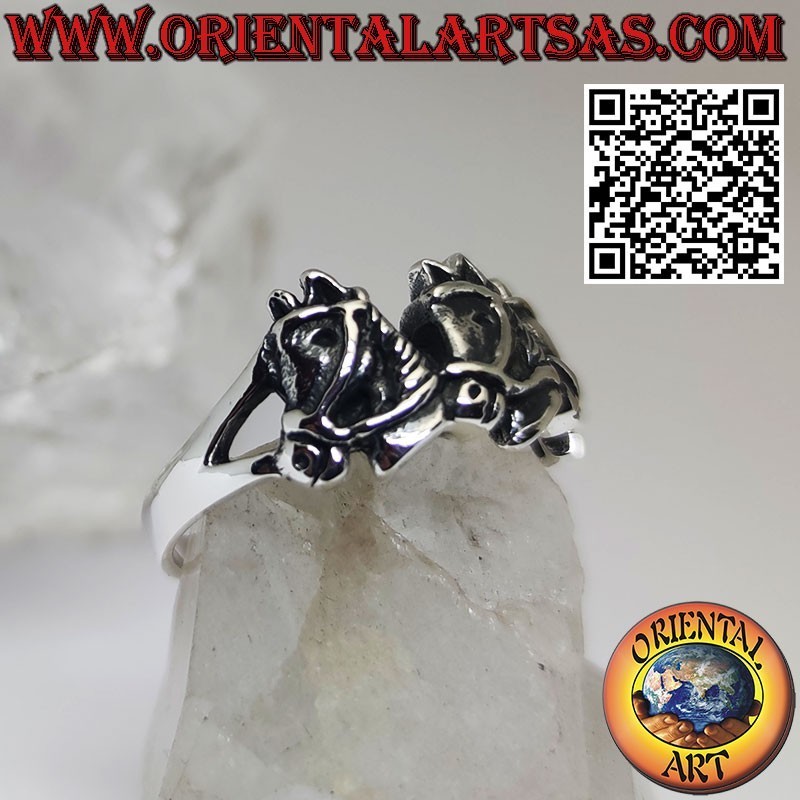 Anillo de plata, tres cabezas de caballo con bridas.