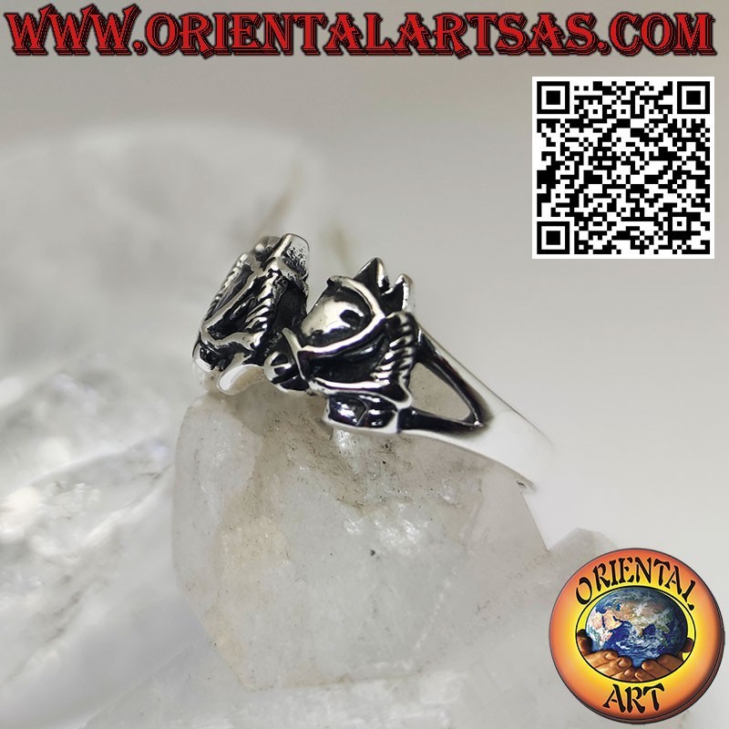 Anillo de plata, tres cabezas de caballo con bridas.