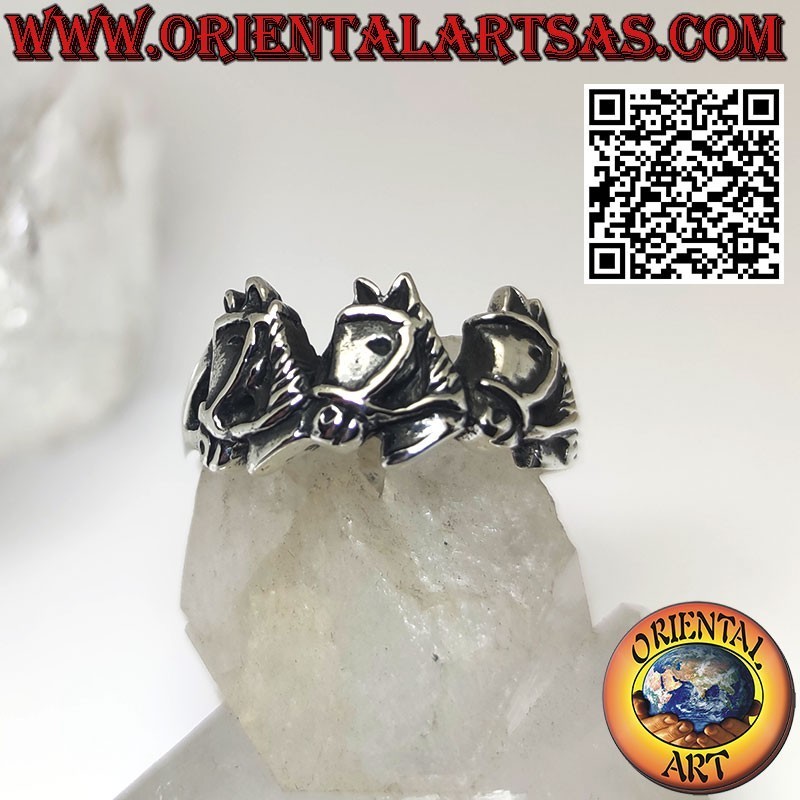 Anillo de plata, tres cabezas de caballo con bridas.