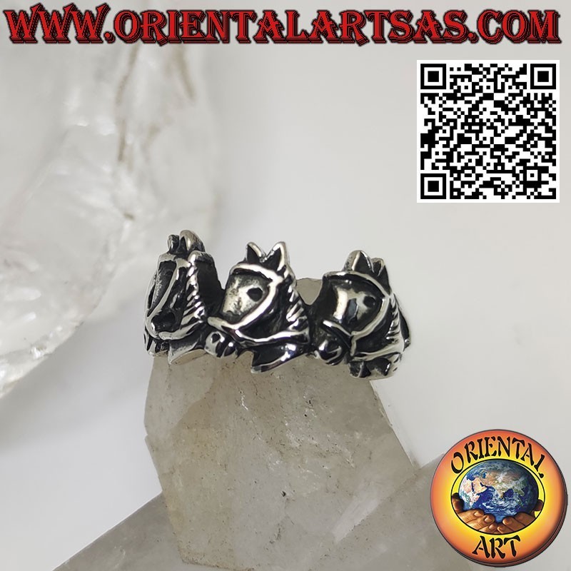 Anillo de plata, tres cabezas de caballo con bridas.