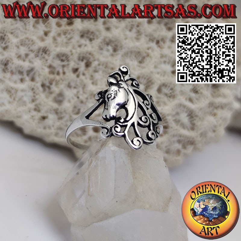 Anillo de plata, cabeza de caballo de perfil con follaje floral.