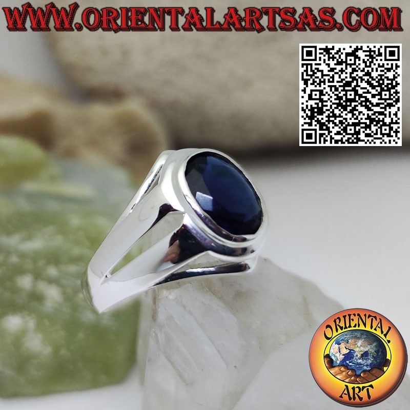 Anello in argento con zaffiro di sintesi ovale sfaccettato su montatura liscia