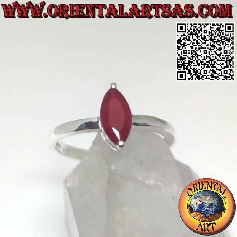 Bague solitaire en argent sertie d'un rubis navette naturel