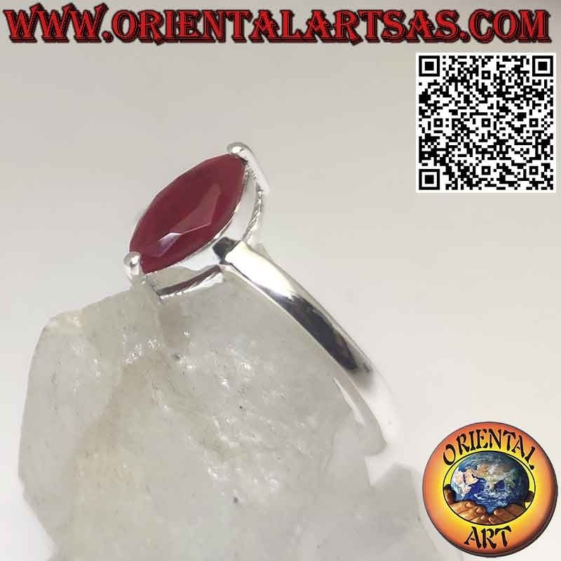 Bague solitaire en argent sertie d'un rubis navette naturel