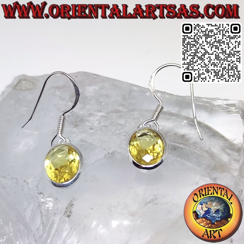 Boucles d'oreilles en argent avec topaze ovale facettée à bord simple