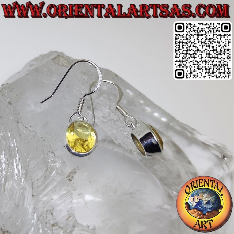Boucles d'oreilles en argent avec topaze ovale facettée à bord simple