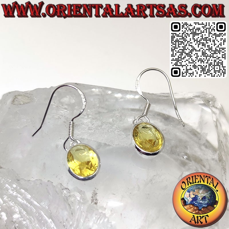 Boucles d'oreilles en argent avec topaze ovale facettée à bord simple