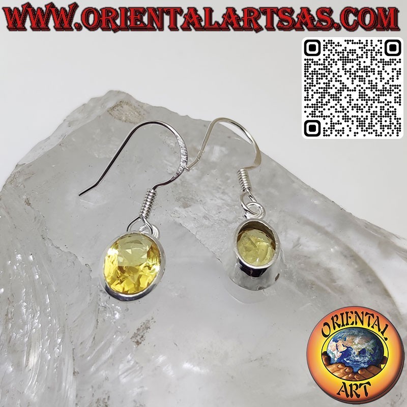 Boucles d'oreilles en argent avec topaze ovale facettée à bord simple